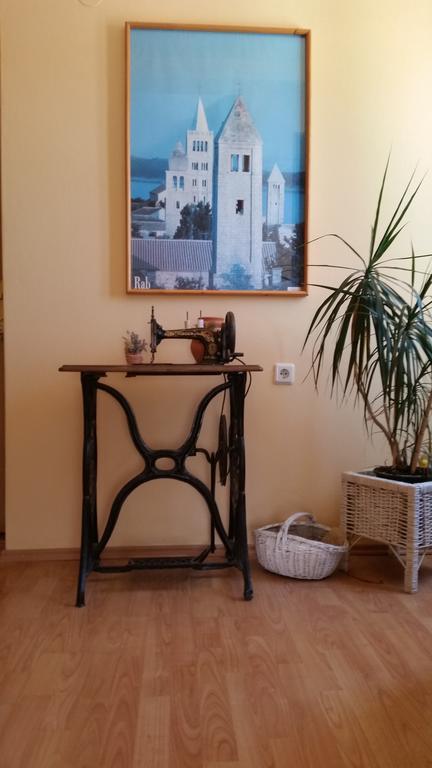Guesthouse Mira Rab Town Exterior photo